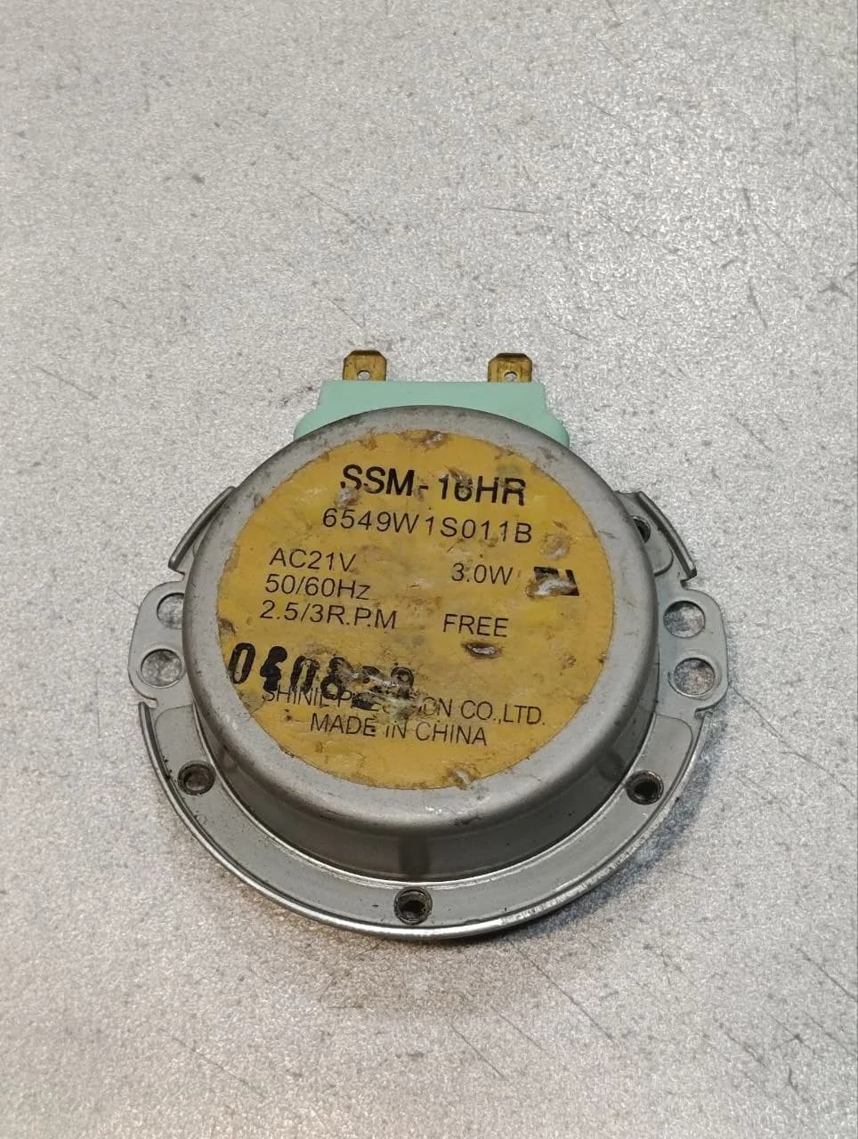 Двигатель вращения поддона микроволновой печи SSM-16HR 6549W1S011B 21VAC 2,5/3 RPM 3W уценка