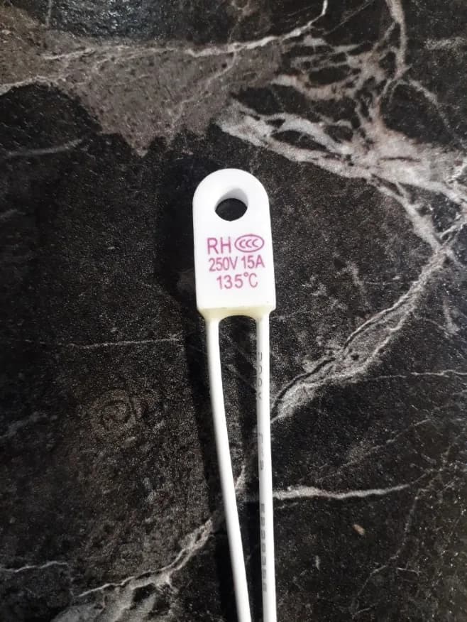 1шт. Термопредохранитель RH 135C, 250V, 15A